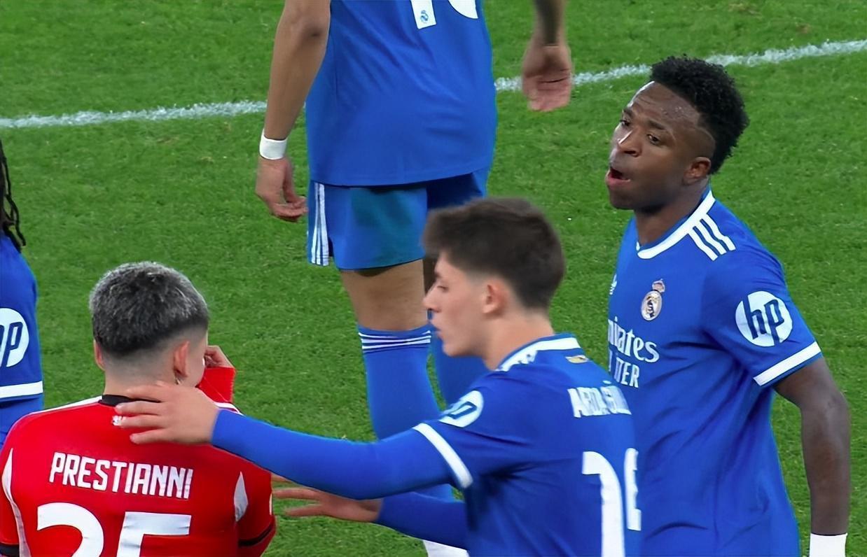 熊猫tv官网-罕见!维尼修斯进球后愤怒罢赛:投诉对手歧视 贴着穆帅耳朵说话